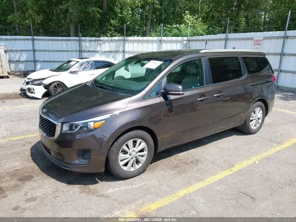 KNDMB5C13J6375733 2018 KIA SEDONA - Image 2
