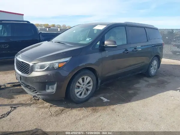 KNDMB5C13J6378633 2018 KIA SEDONA - Image 2