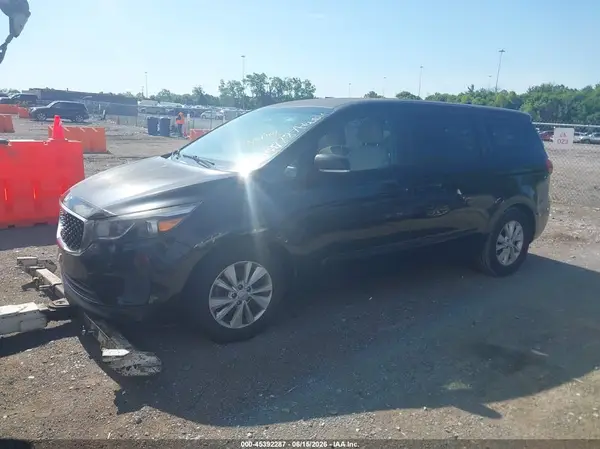 KNDMB5C13J6387803 2018 KIA SEDONA - Image 2