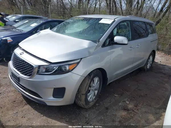 KNDMB5C13J6397098 2018 KIA SEDONA - Image 2