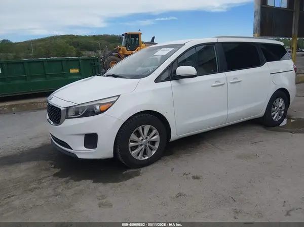 KNDMB5C14G6131615 2016 KIA SEDONA - Image 2