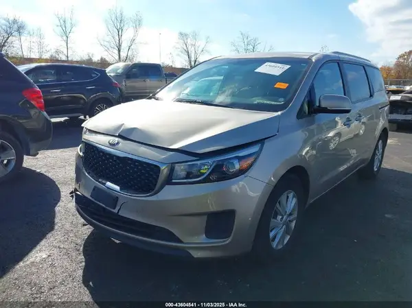 KNDMB5C14G6195170 2016 KIA SEDONA - Image 2