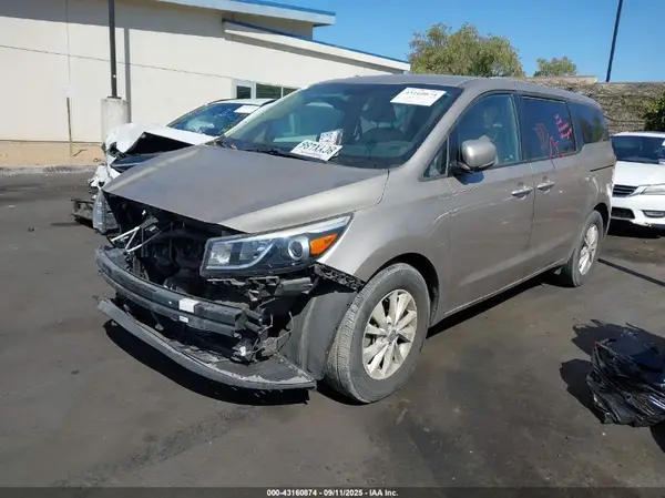KNDMB5C14H6244871 2017 KIA SEDONA - Image 2