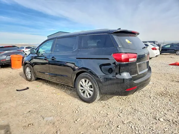 KNDMB5C14H6267762 2017 KIA SEDONA - Image 2