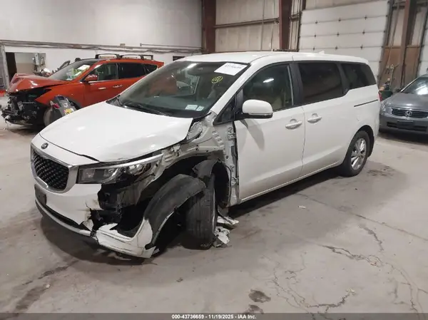 KNDMB5C14H6307631 2017 KIA SEDONA - Image 2