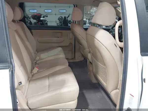 KNDMB5C14H6307631 2017 KIA SEDONA - Image 8