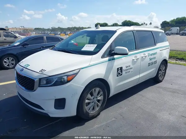 KNDMB5C14H6331069 2017 KIA SEDONA - Image 2