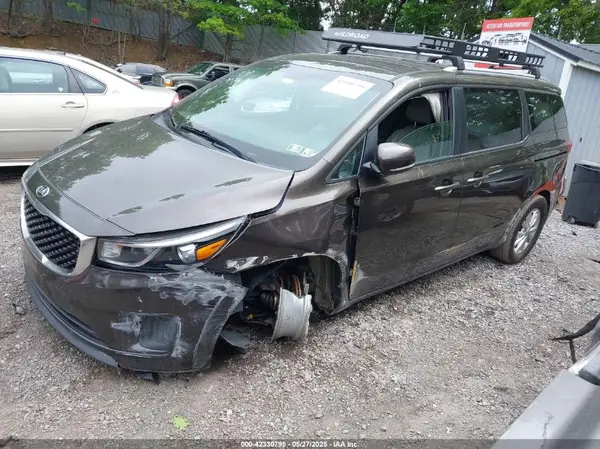 KNDMB5C14H6332027 2017 KIA SEDONA - Image 2