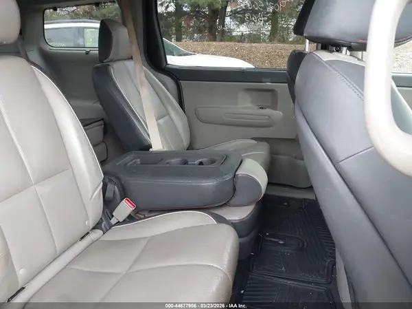 KNDMB5C14H6332173 2017 KIA SEDONA - Image 8