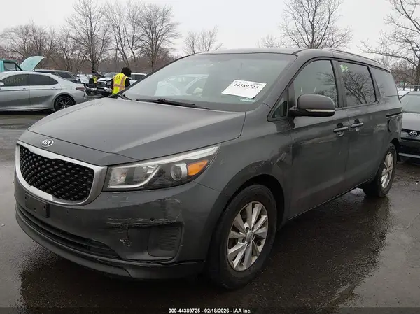 KNDMB5C14H6338345 2017 KIA SEDONA - Image 2