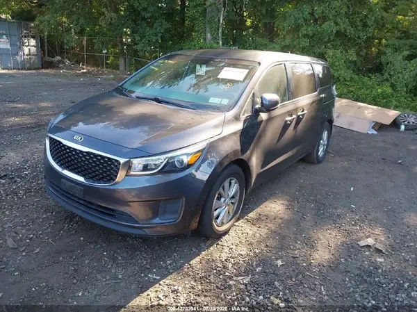 KNDMB5C14J6390001 2018 KIA SEDONA - Image 2