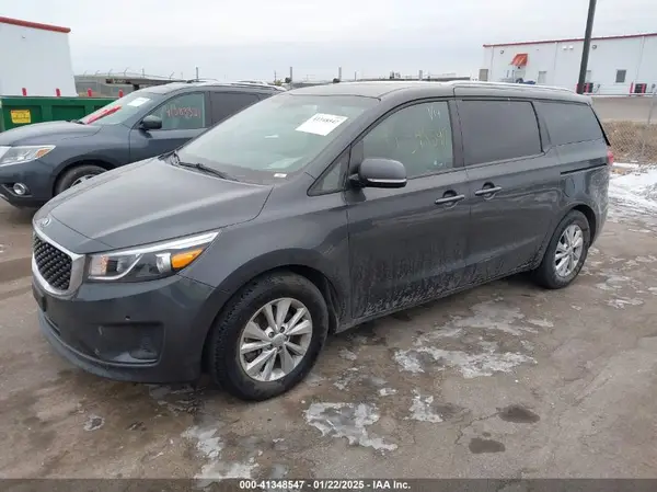 KNDMB5C14J6394646 2018 KIA SEDONA - Image 2
