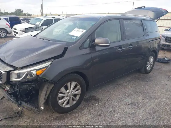KNDMB5C14J6401188 2018 KIA SEDONA - Image 2