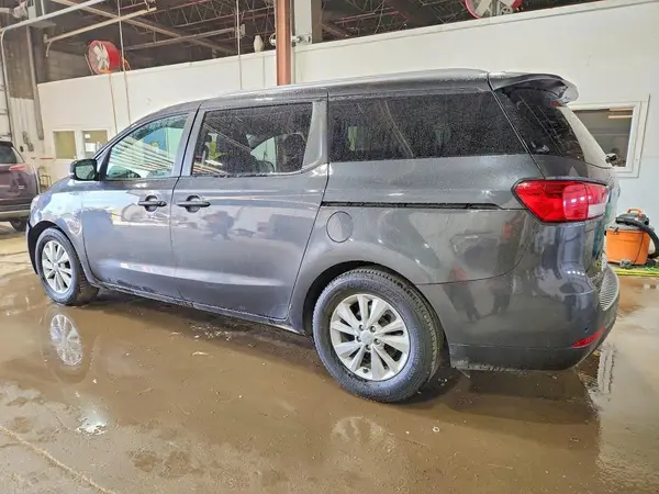 KNDMB5C14J6407685 2018 KIA SEDONA - Image 2