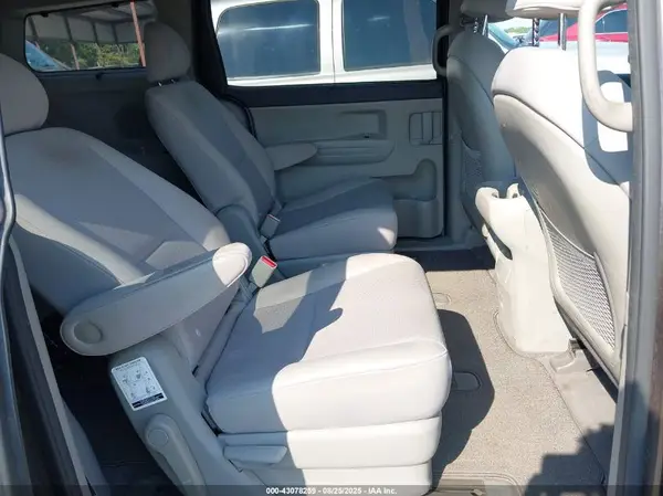KNDMB5C15G6105704 2016 KIA SEDONA - Image 8