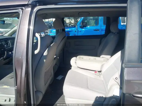 KNDMB5C15G6140100 2016 KIA SEDONA - Image 8