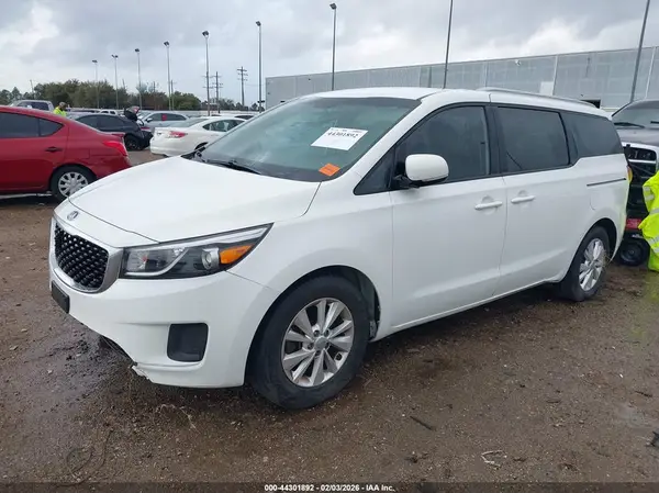 KNDMB5C15G6153803 2016 KIA SEDONA - Image 2