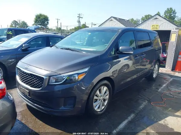 KNDMB5C15H6218697 2017 KIA SEDONA - Image 2