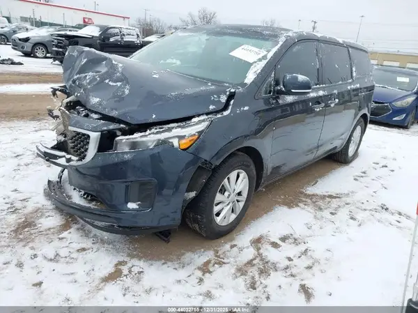 KNDMB5C15H6230011 2017 KIA SEDONA - Image 2