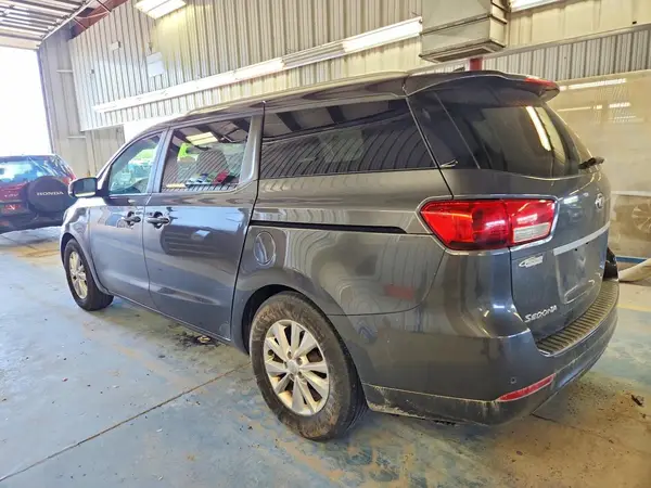 KNDMB5C15H6240294 2017 KIA SEDONA - Image 2