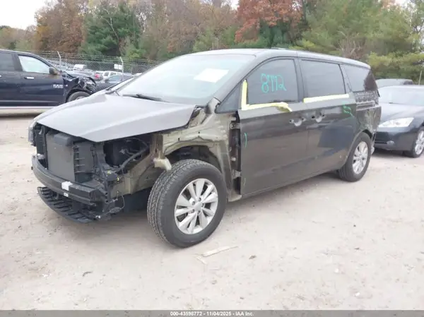 KNDMB5C15H6244815 2017 KIA SEDONA - Image 2