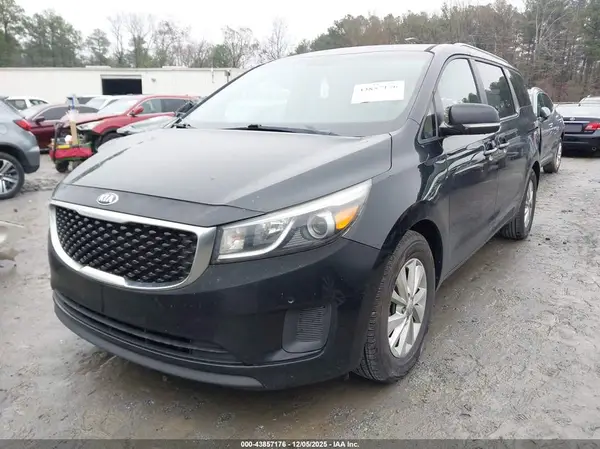 KNDMB5C15H6266653 2017 KIA SEDONA - Image 2