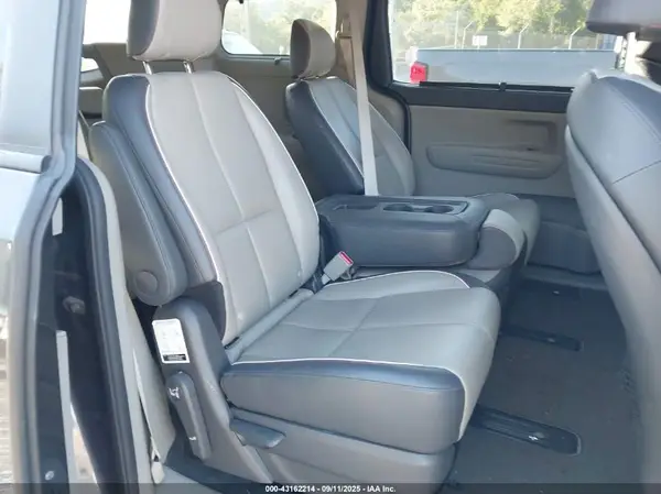KNDMB5C15H6333090 2017 KIA SEDONA - Image 8