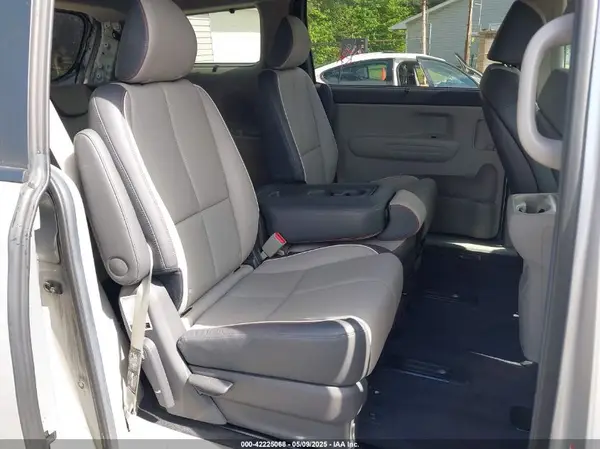 KNDMB5C15J6376317 2018 KIA SEDONA - Image 8