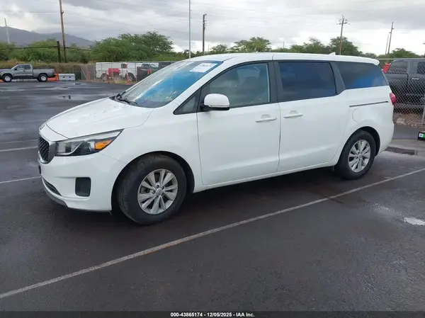 KNDMB5C15J6378858 2018 KIA SEDONA - Image 2