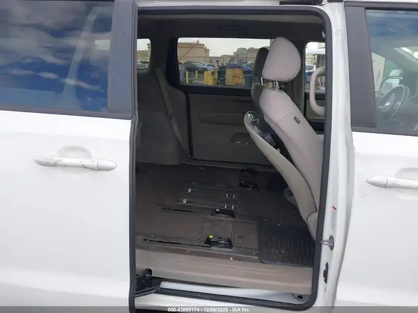 KNDMB5C15J6378858 2018 KIA SEDONA - Image 8