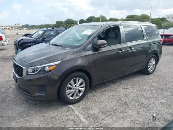 KNDMB5C15J6382599 2018 KIA SEDONA - Image 2