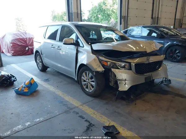 KNDMB5C15J6399323 2018 KIA SEDONA - Image 1