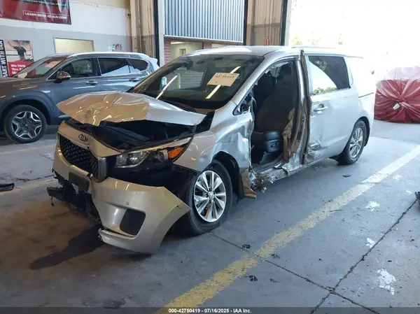 KNDMB5C15J6399323 2018 KIA SEDONA - Image 2