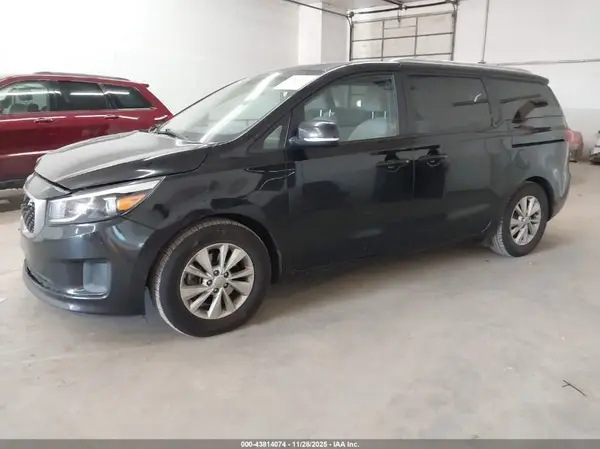 KNDMB5C16G6118915 2016 KIA SEDONA - Image 2