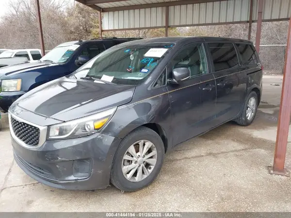 KNDMB5C16H6225142 2017 KIA SEDONA - Image 2
