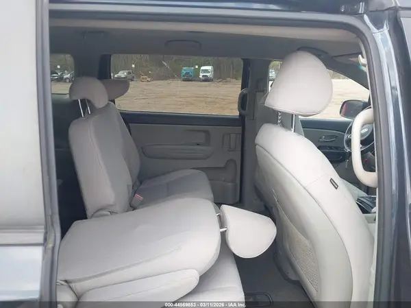 KNDMB5C16H6231684 2017 KIA SEDONA - Image 8