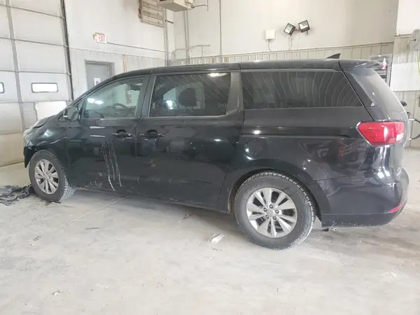 KNDMB5C16H6233841 2017 KIA SEDONA - Image 2