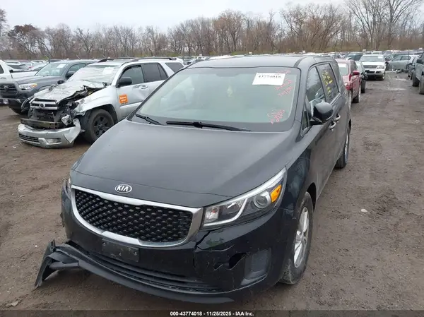 KNDMB5C16H6241244 2017 KIA SEDONA - Image 2