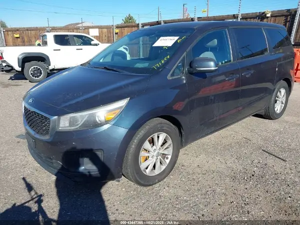 KNDMB5C16H6245343 2017 KIA SEDONA - Image 2