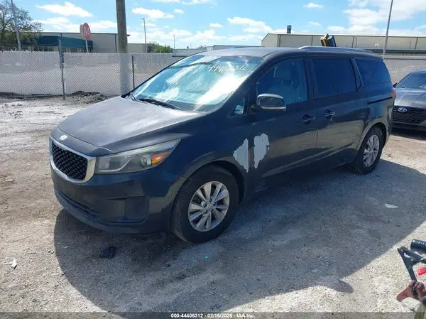 KNDMB5C16H6265656 2017 KIA SEDONA - Image 2
