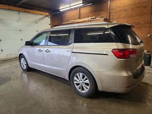 KNDMB5C16H6279802 2017 KIA SEDONA - Image 2
