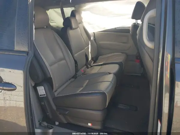 KNDMB5C16H6281193 2017 KIA SEDONA - Image 8