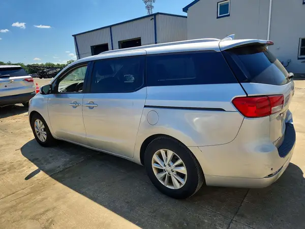 KNDMB5C16H6281923 2017 KIA SEDONA - Image 2