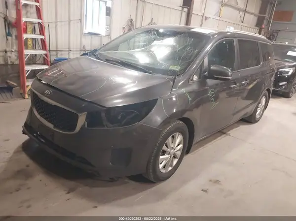 KNDMB5C16H6326956 2017 KIA SEDONA - Image 2