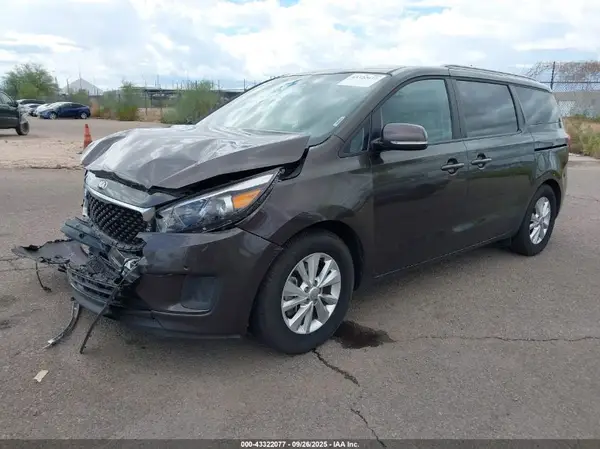 KNDMB5C16H6335429 2017 KIA SEDONA - Image 2