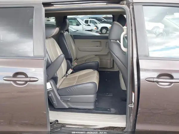 KNDMB5C16H6335429 2017 KIA SEDONA - Image 8