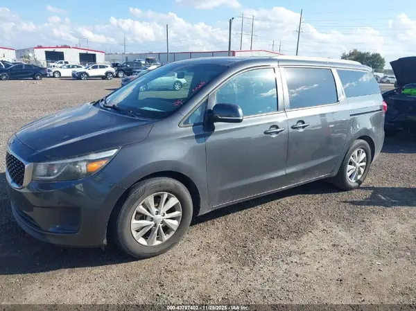 KNDMB5C16J6398875 2018 KIA SEDONA - Image 2