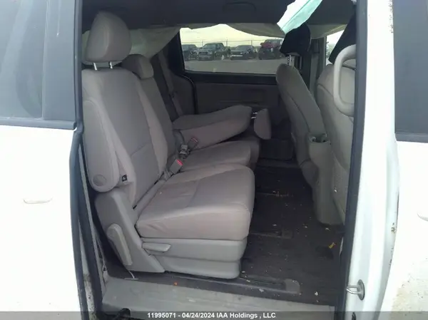 KNDMB5C16J6400561 2018 KIA SEDONA - Image 8