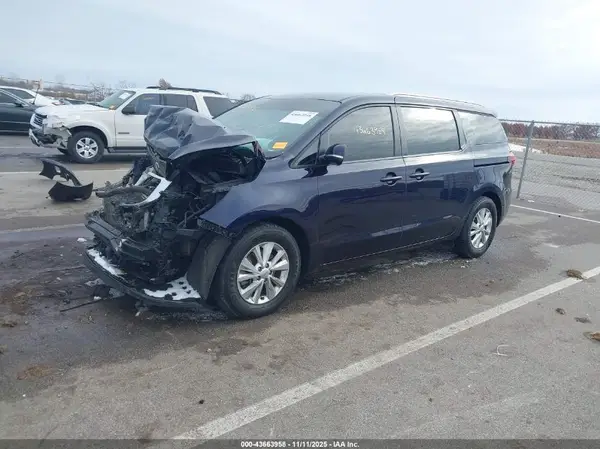 KNDMB5C16J6401211 2018 KIA SEDONA - Image 2