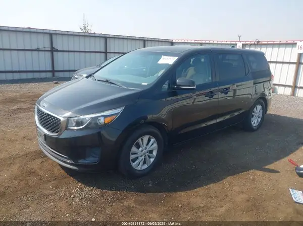 KNDMB5C17H6217812 2017 KIA SEDONA - Image 2